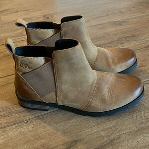 Like new Sorel Emelie Chelsea boots
Size 12